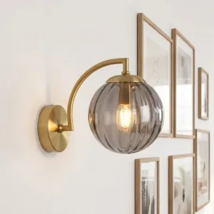 Aplică de perete minimalistă din sticlă cu braț și lumină LED